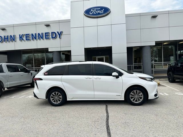 2021 Toyota Sienna LE